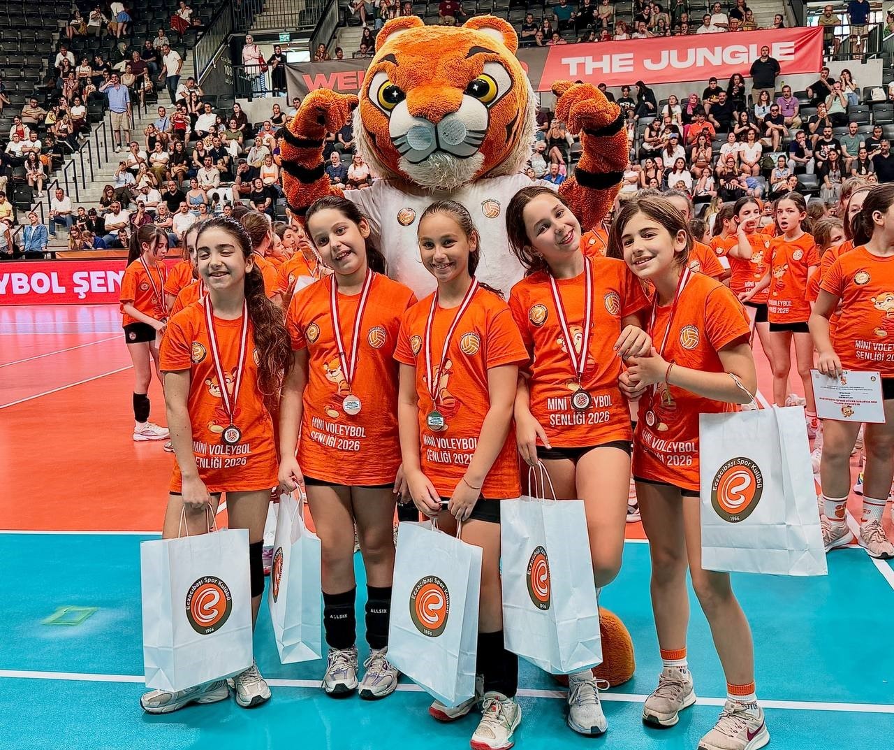 Eczacıbaşı Spor Kulübü Mini Voleybol Şenliği gerçekleşti