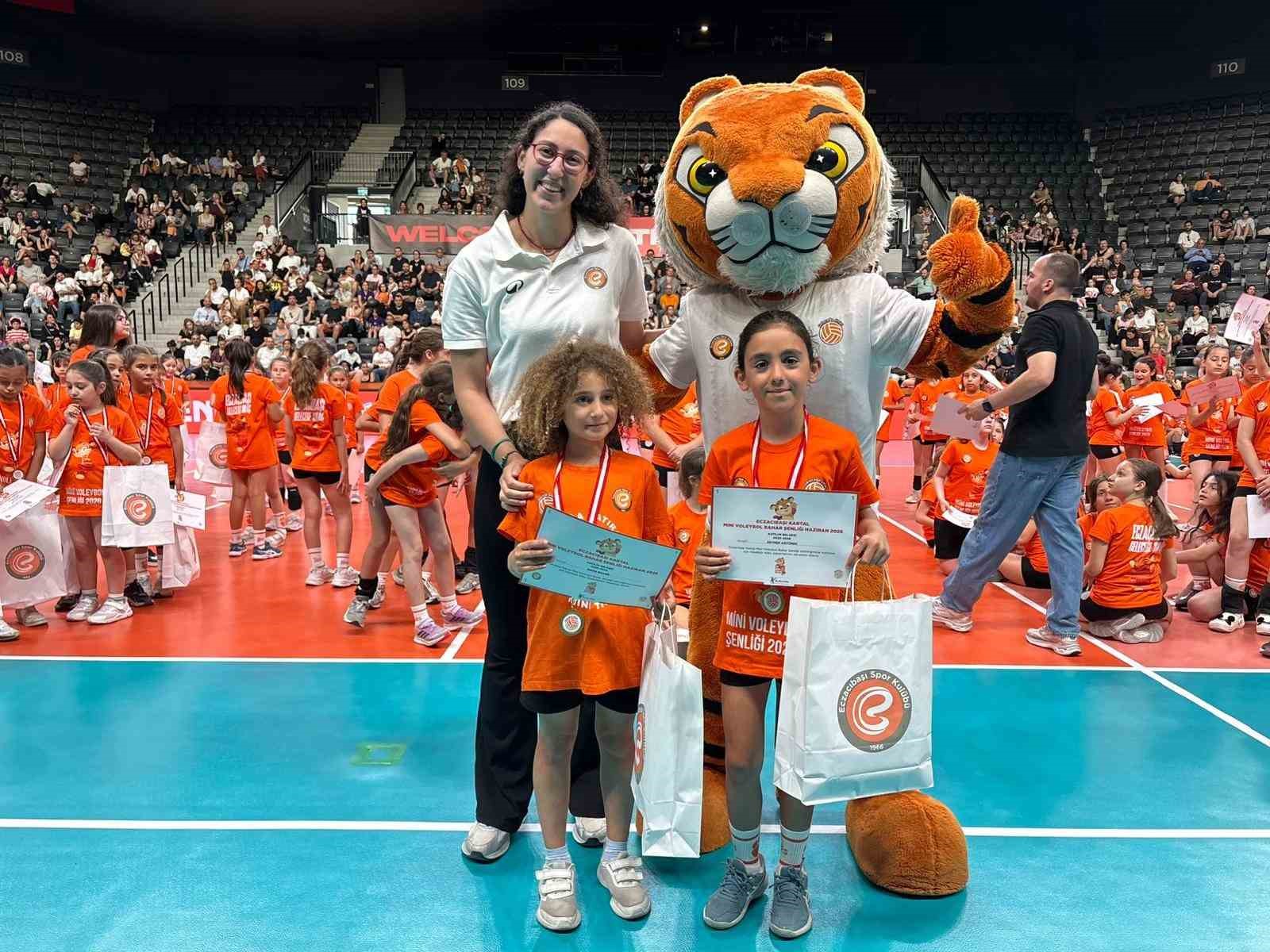 Eczacıbaşı Spor Kulübü Mini Voleybol Şenliği gerçekleşti