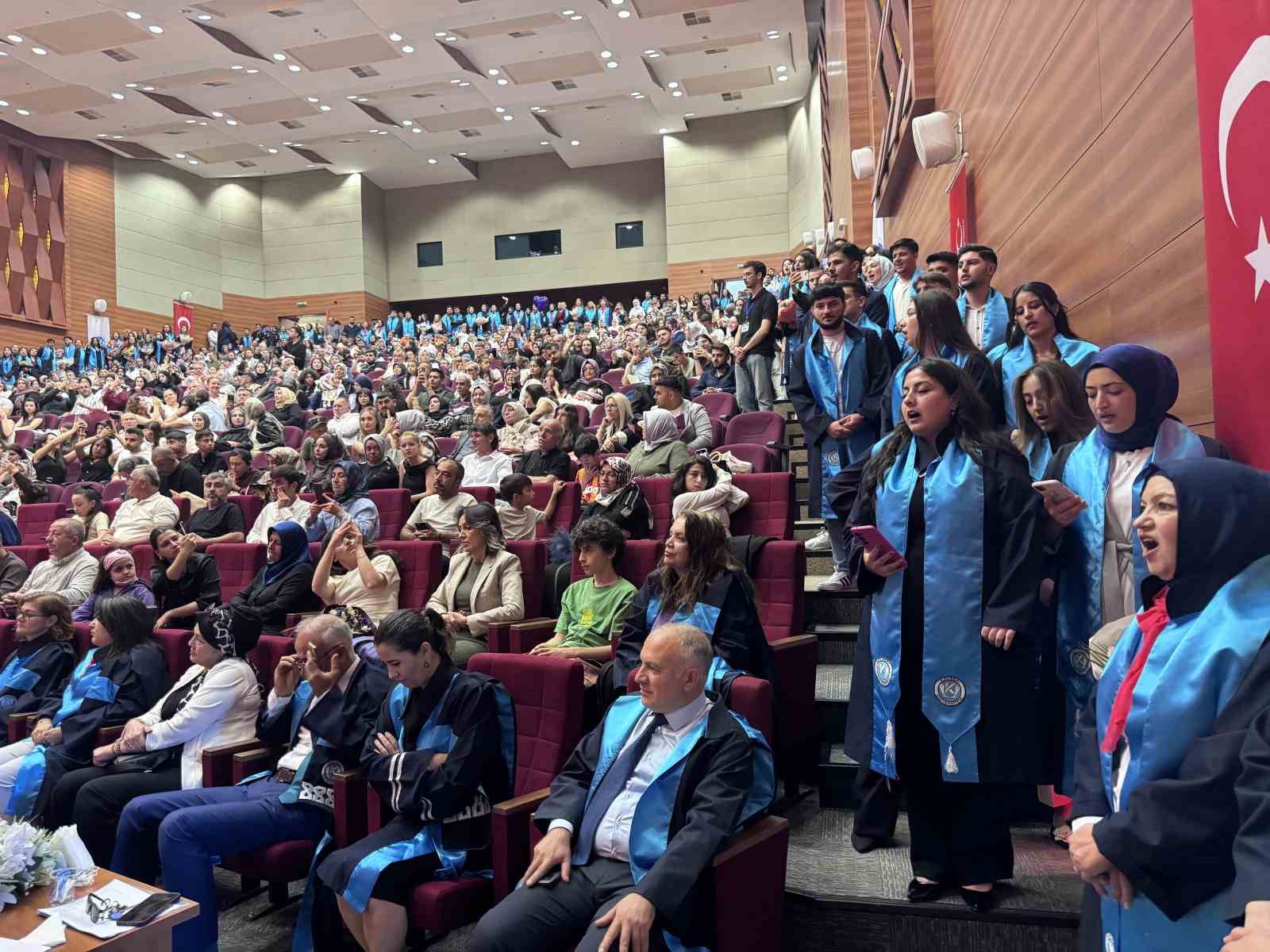 KAYÜ’de ‘sadakat yeminli’ mezuniyet