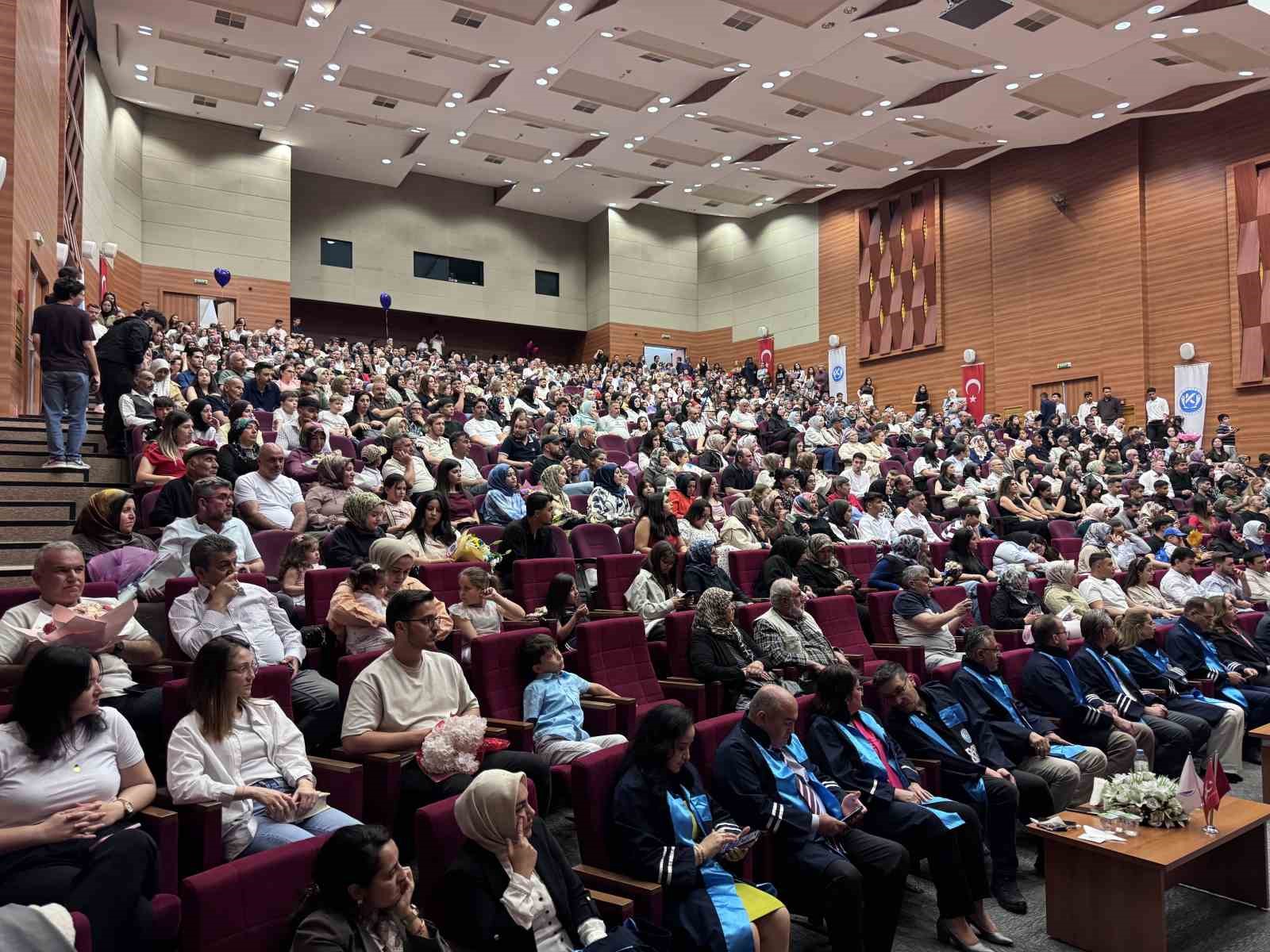 KAYÜ’de ‘sadakat yeminli’ mezuniyet