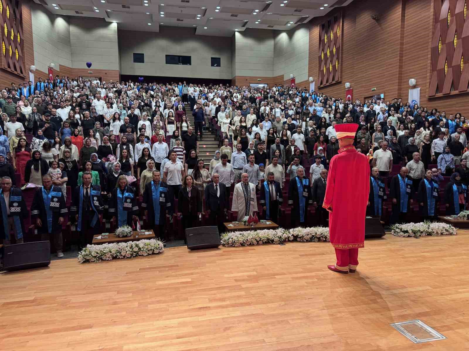KAYÜ’de ‘sadakat yeminli’ mezuniyet