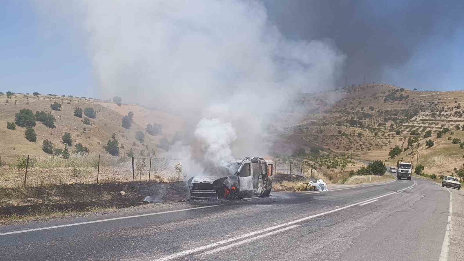 Siirt’te seyir halindeki otomobil alev aldı