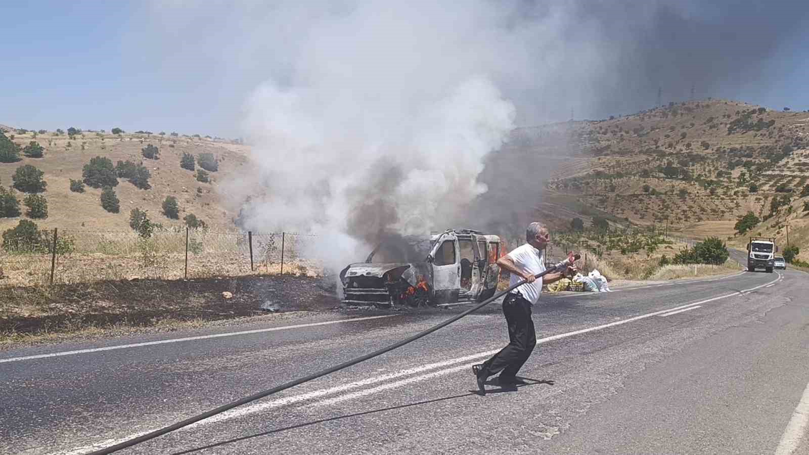 Siirt’te seyir halindeki otomobil alev aldı