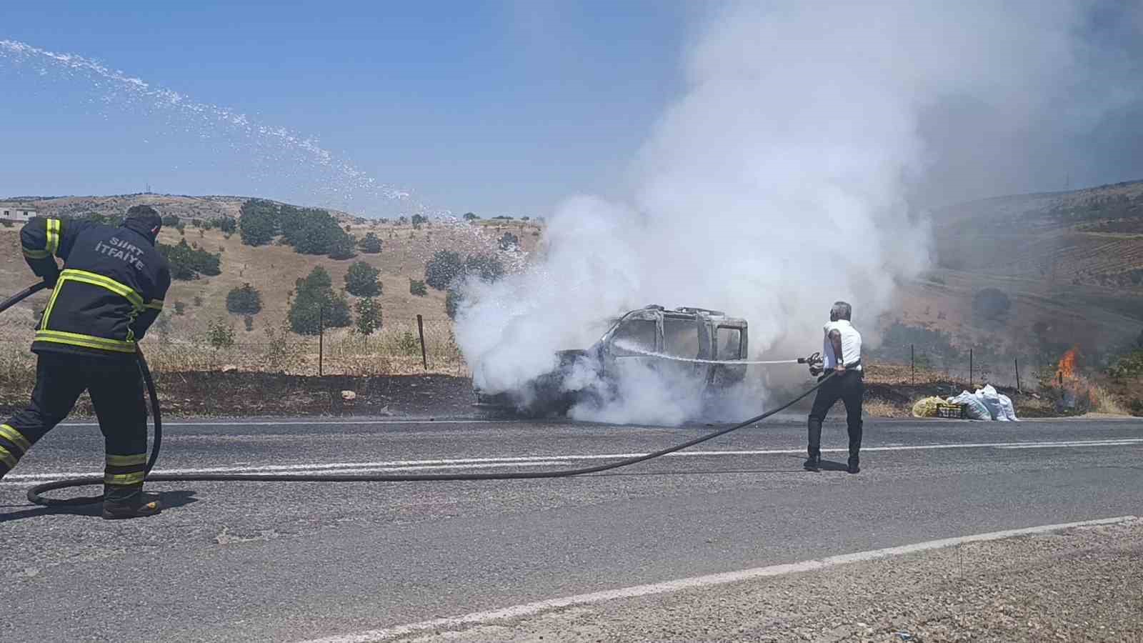 Siirt’te seyir halindeki otomobil alev aldı