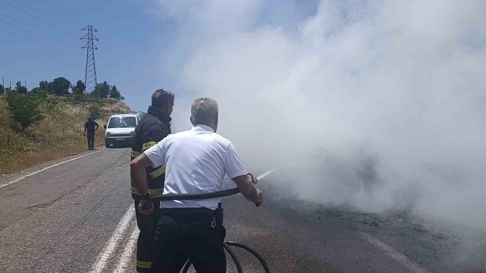 Siirt’te seyir halindeki otomobil alev aldı