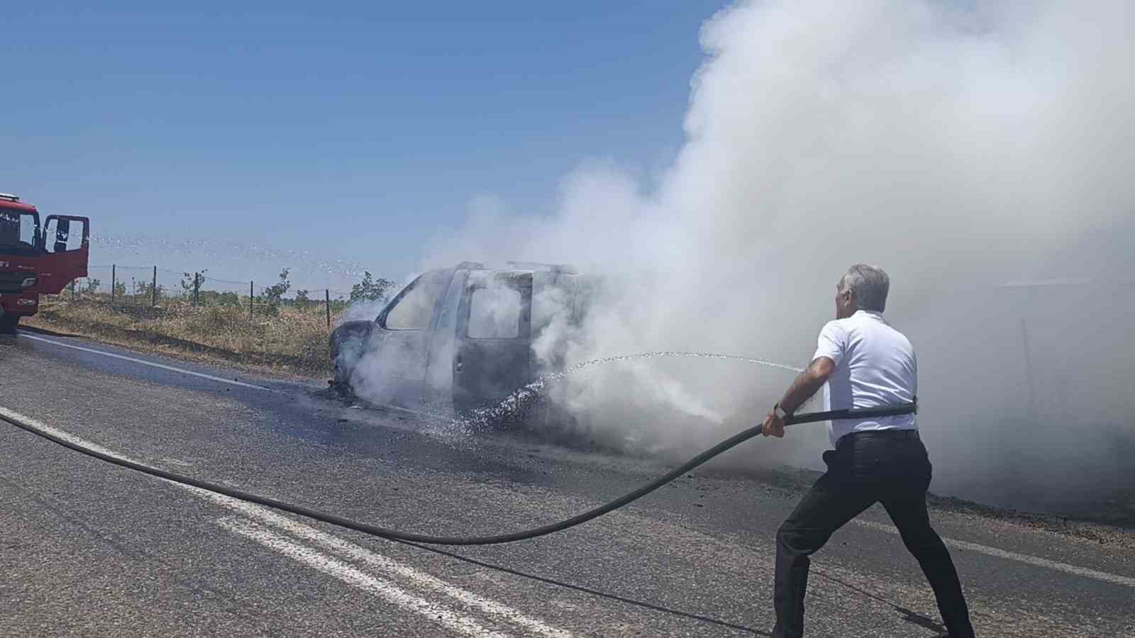 Siirt’te seyir halindeki otomobil alev aldı