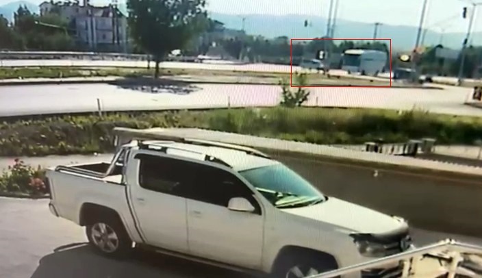 25 yaşındaki sürücünün hayatını kaybettiği feci kaza anı güvenlik kamerasında