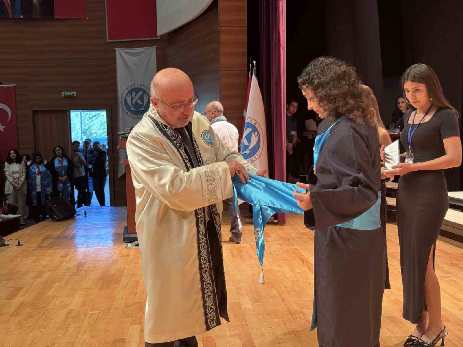 Bu üniversite kep atmıyor şed kuşanıyor