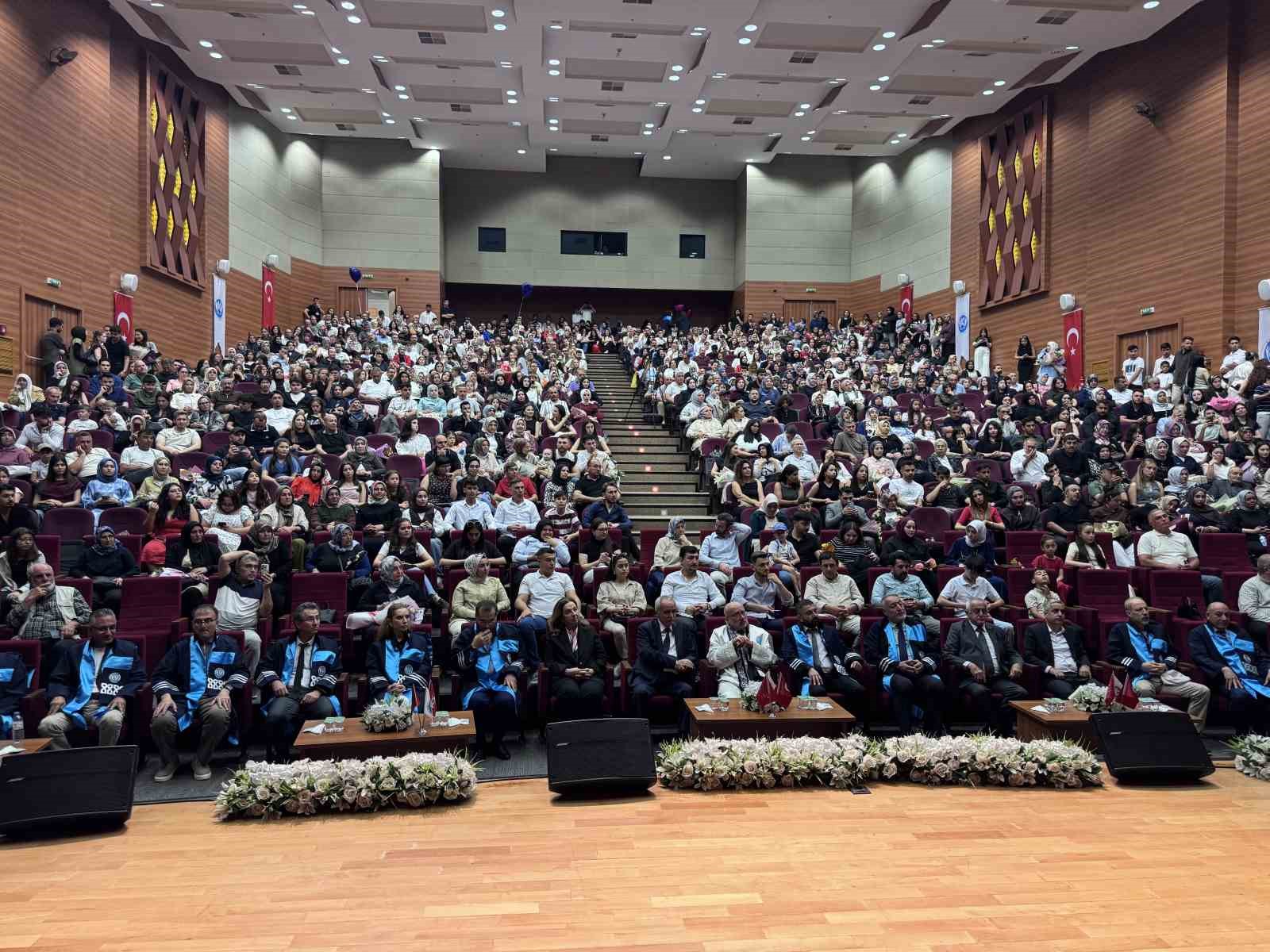 Bu üniversite kep atmıyor şed kuşanıyor