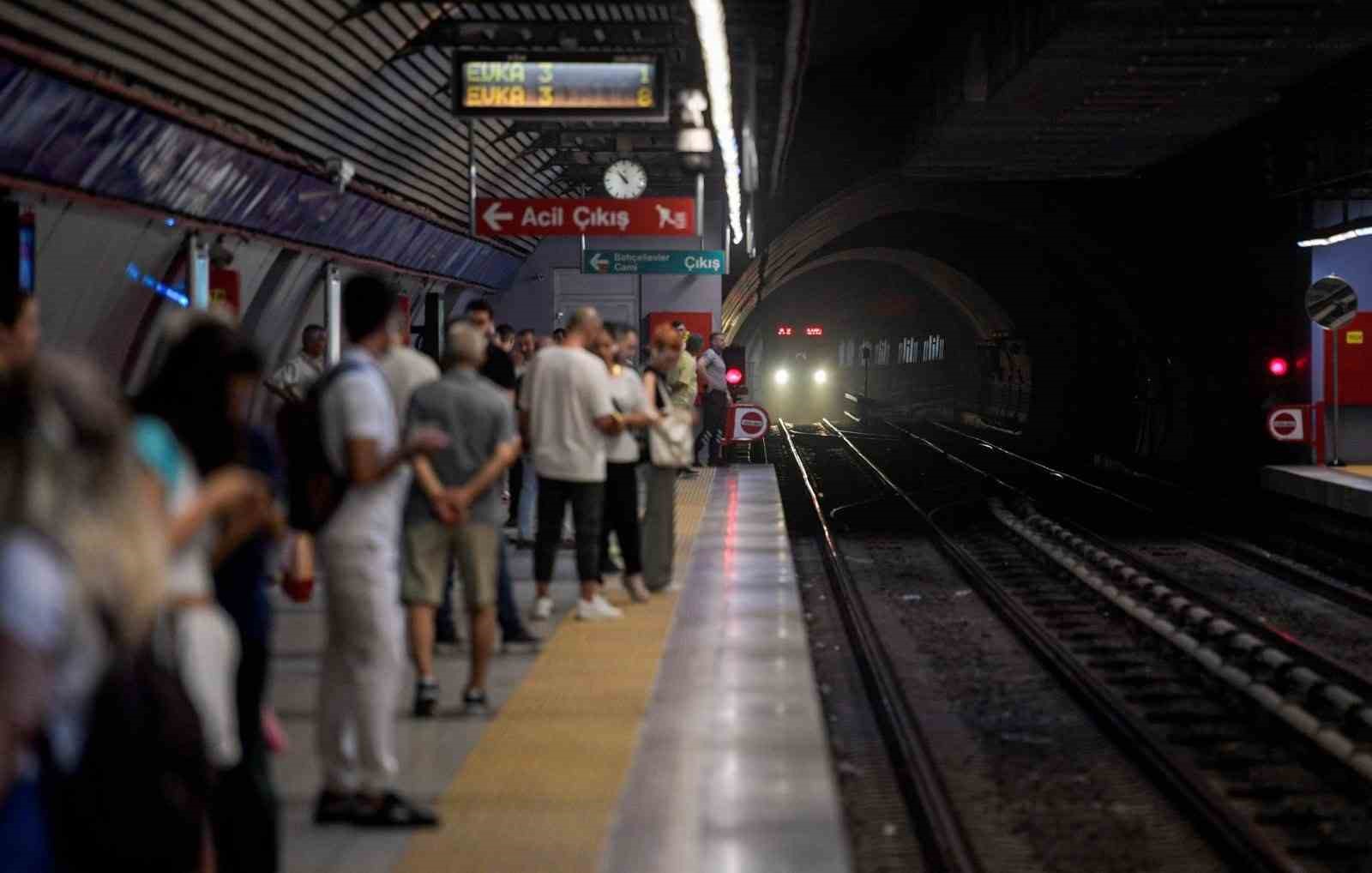 İzmir’de kablo hırsızlığı girişimi metro seferlerini aksattı