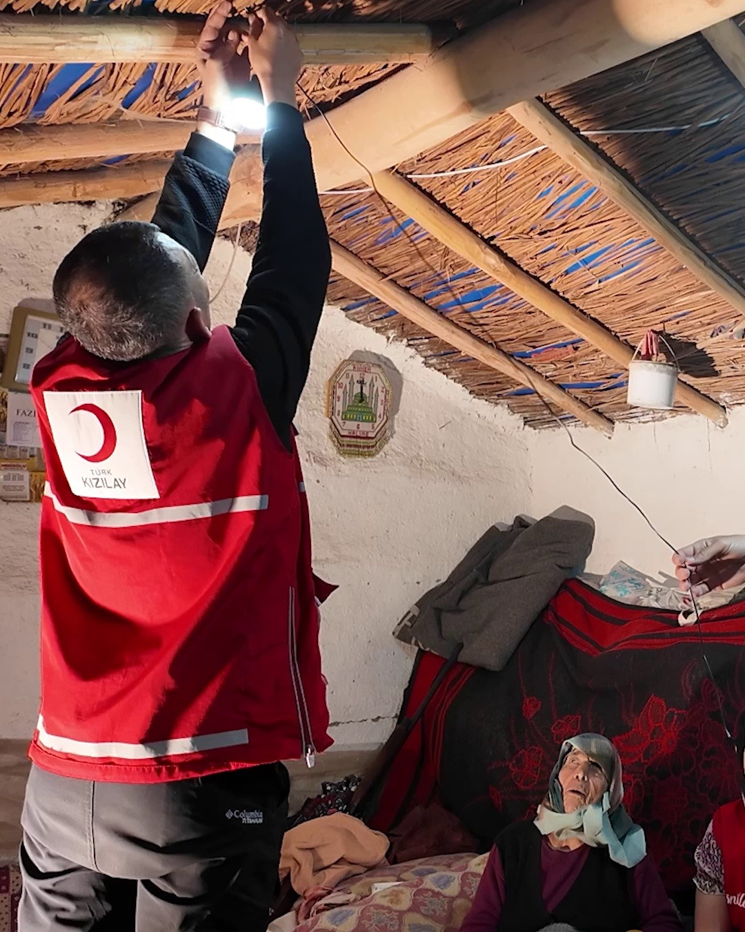 Gölün ortasındaki adada yaşayan 93 yaşındaki kadının korkularına son veren iyilik kayıkla ulaştı