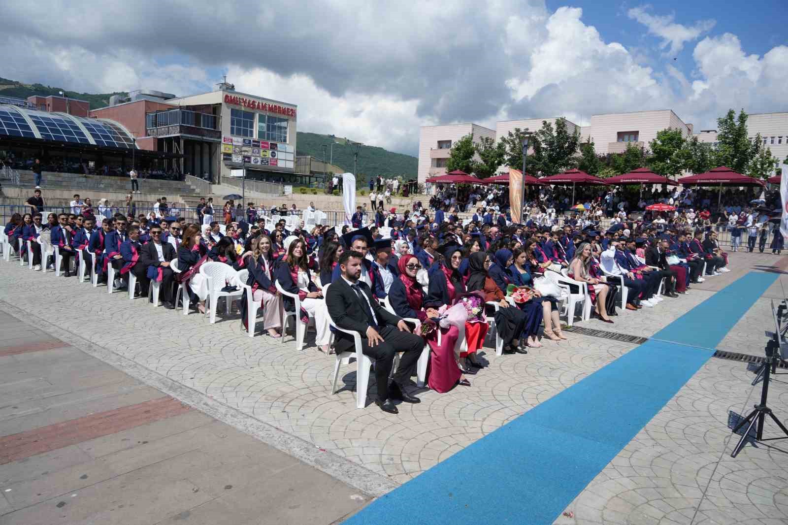 OMÜ Ziraat Fakültesi’nde mezuniyet coşkusu: 210 genç mühendis kep fırlattı