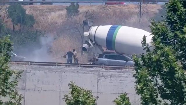 Küçükçekmece’de alev alev yanan motosikleti yoldan geçen mikser sürücüsü söndürdü