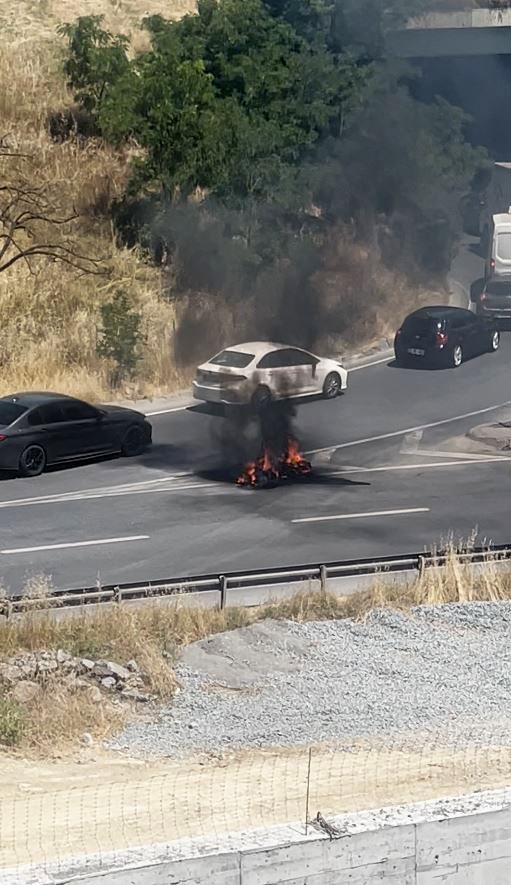 Küçükçekmece’de alev alev yanan motosikleti yoldan geçen mikser sürücüsü söndürdü