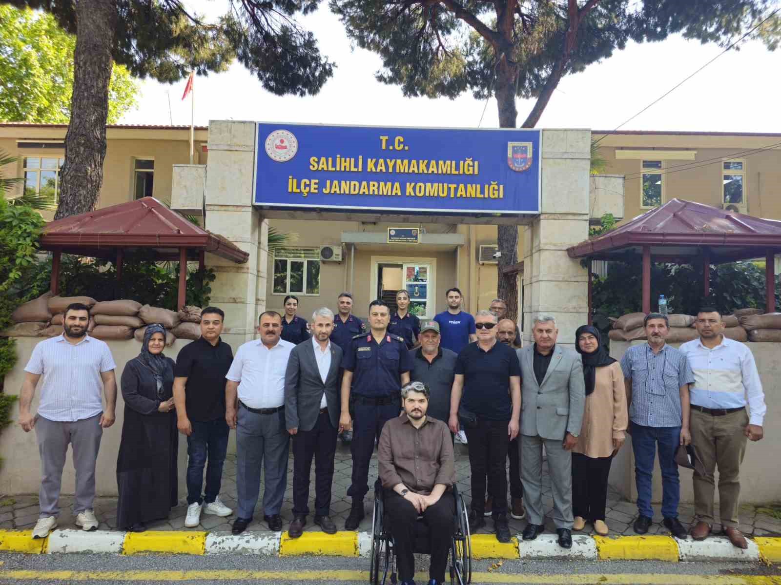Şehit aileleri ve gazilerden komutana duygusal veda