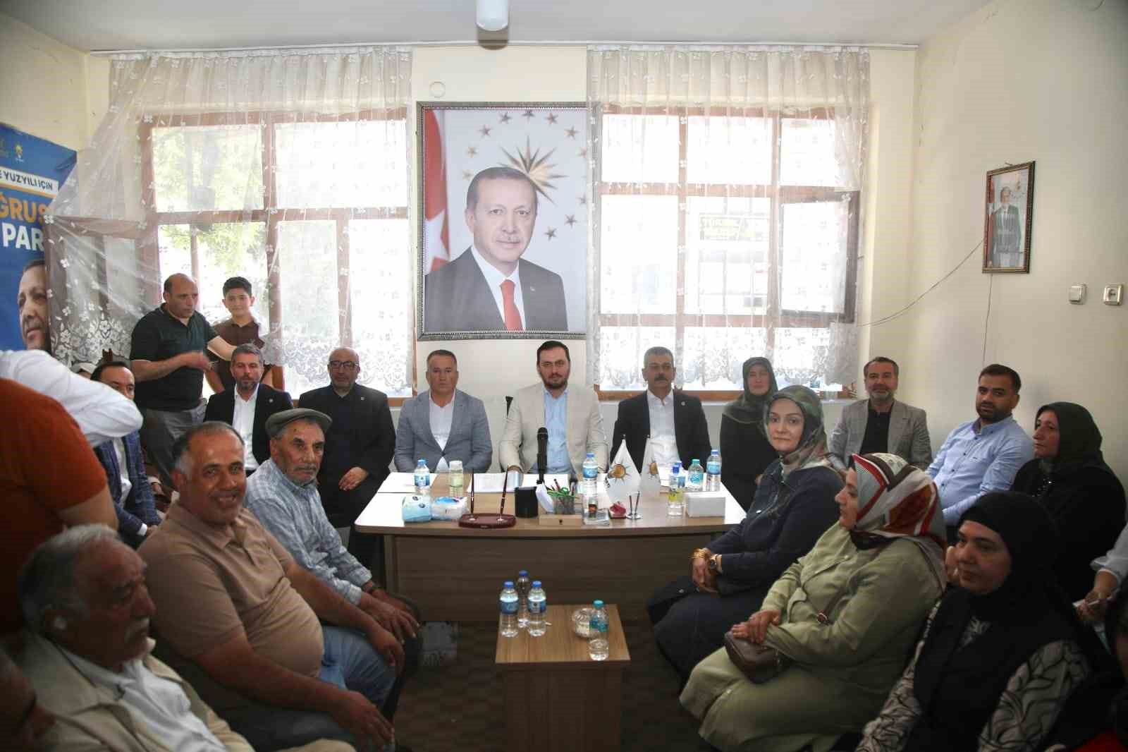 AK Parti Baskil’de tek yürek: 100 kişilik kadro sahaya indi