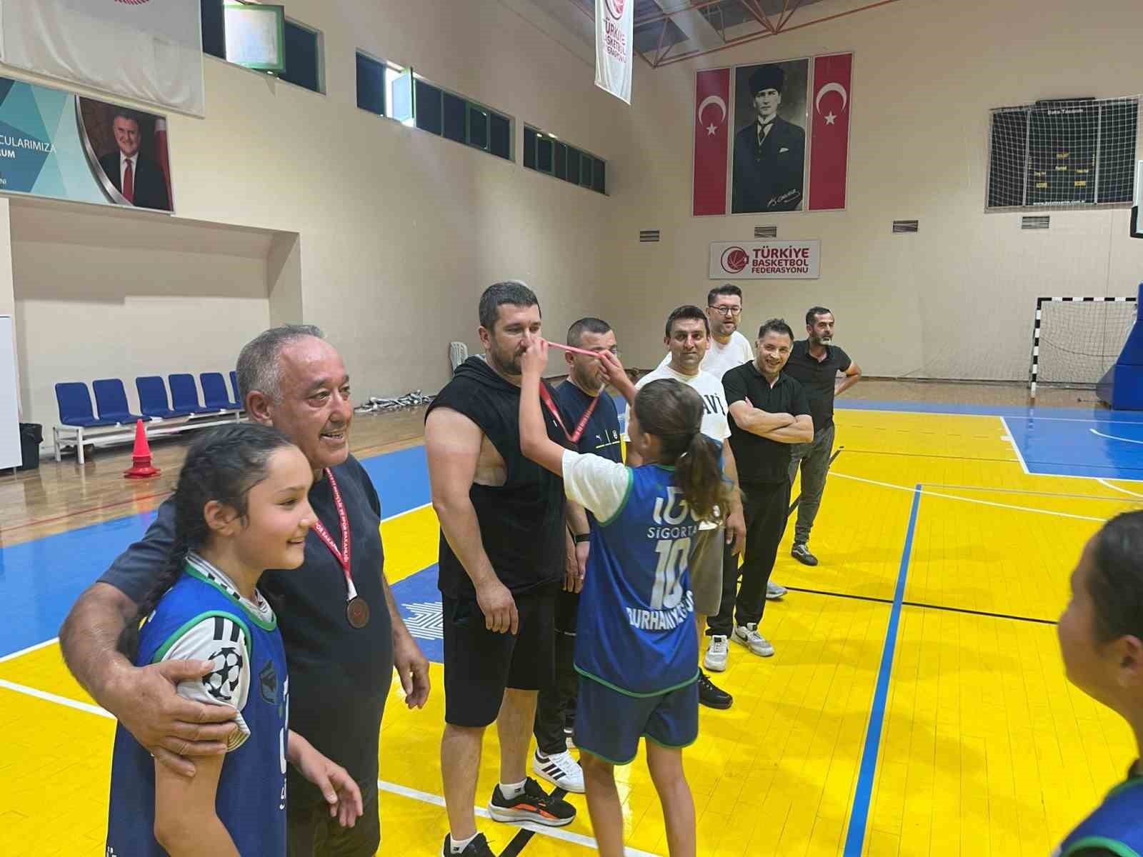 Burhaniye’de Babalar Günü’ne özel basketbol turnuvası