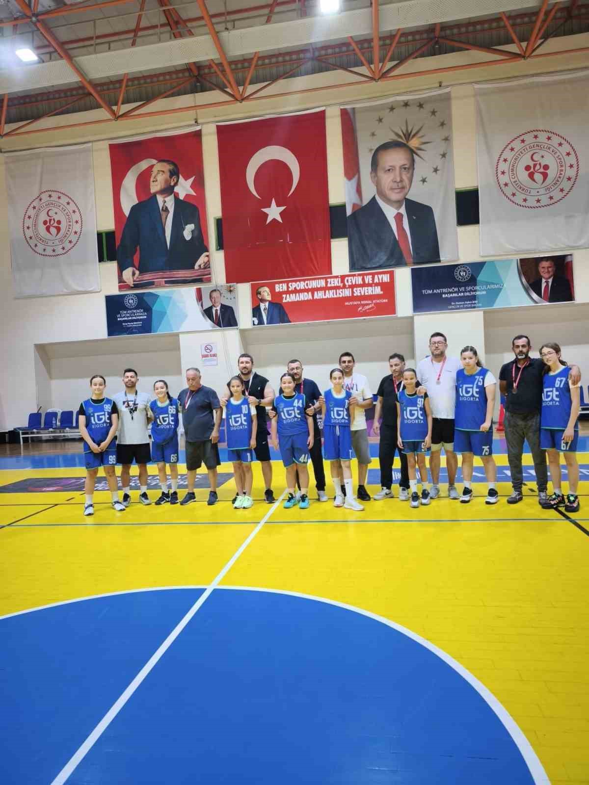 Burhaniye’de Babalar Günü’ne özel basketbol turnuvası