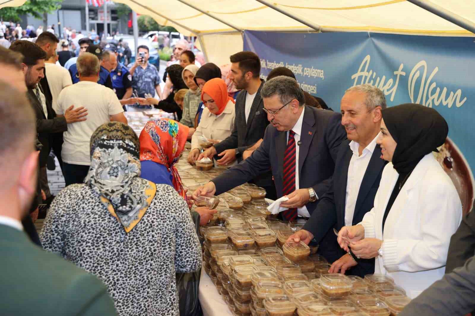 Trabzonlular’a Büyükşehir Belediyesi’nden aşure ikramı