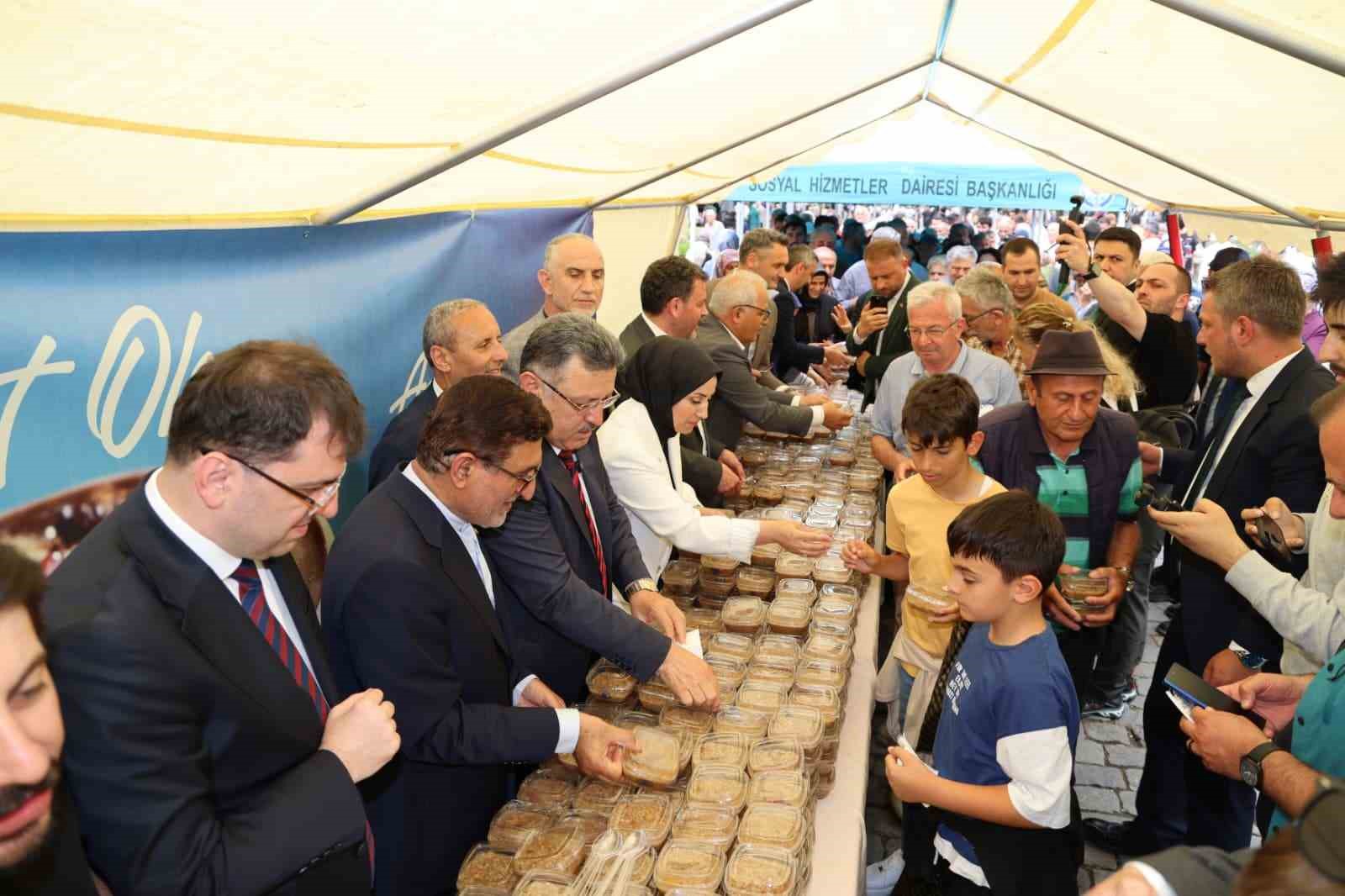 Trabzonlular’a Büyükşehir Belediyesi’nden aşure ikramı