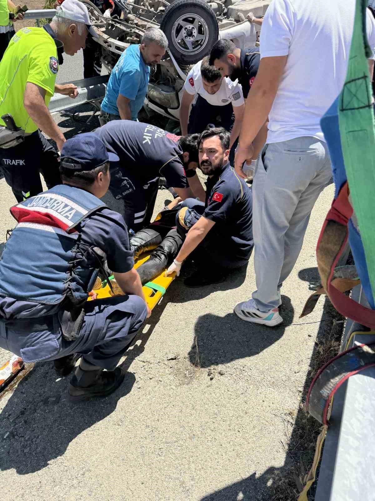 Elazığ’da kamyonet refüjdeki su kanalına devrildi: 2 yaralı