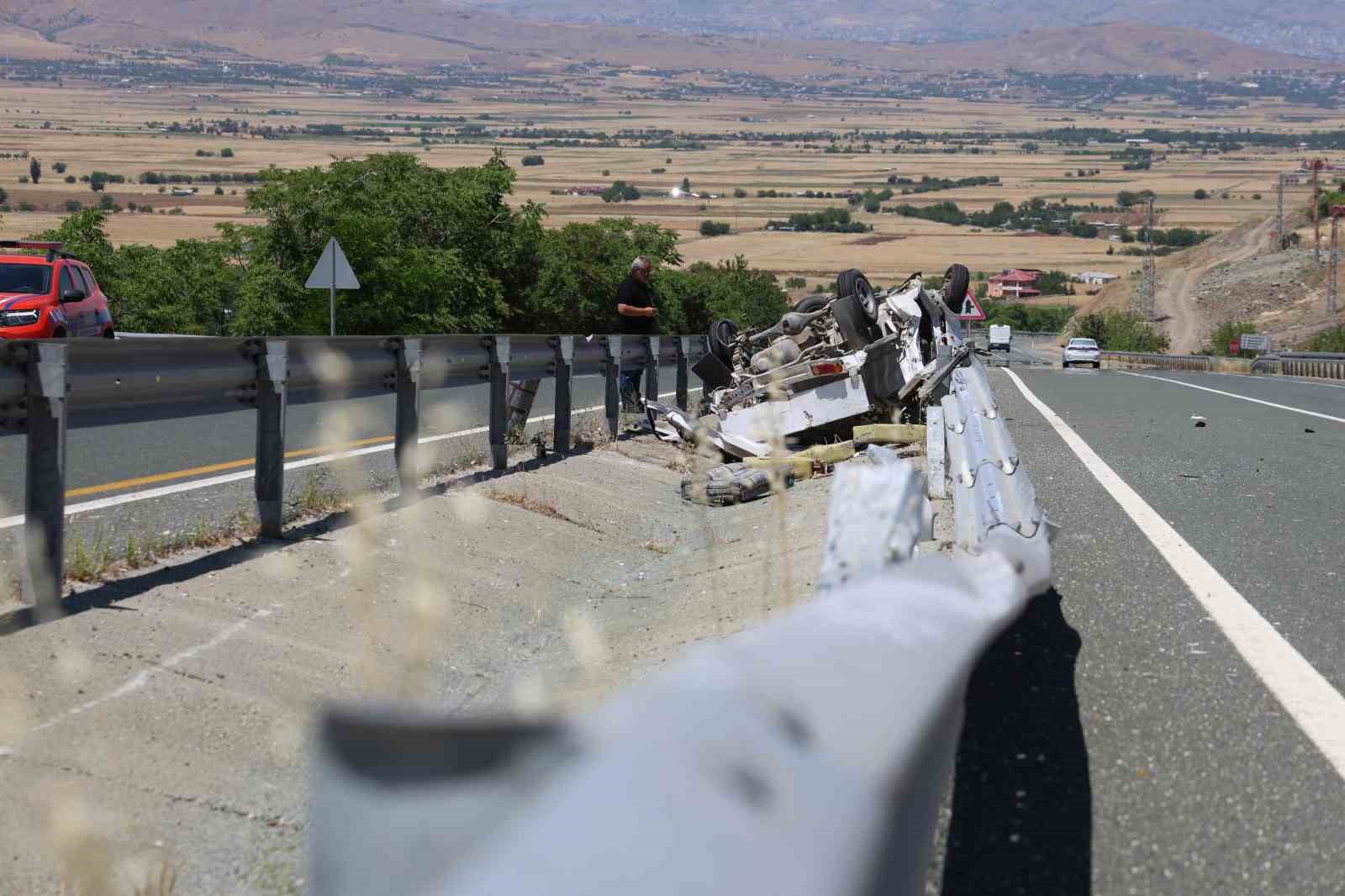 Elazığ’da kamyonet refüjdeki su kanalına devrildi: 2 yaralı