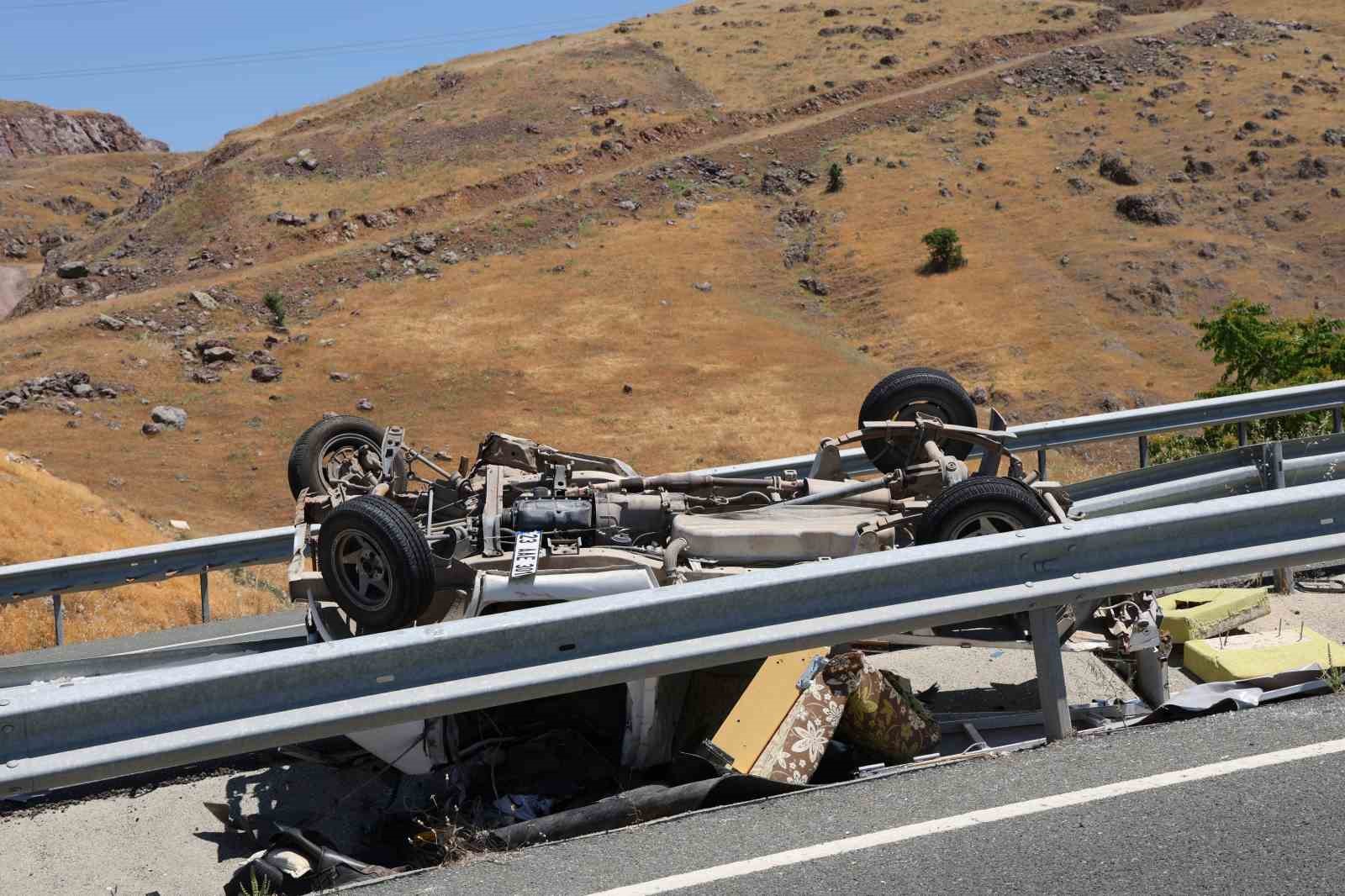 Elazığ’da kamyonet refüjdeki su kanalına devrildi: 2 yaralı