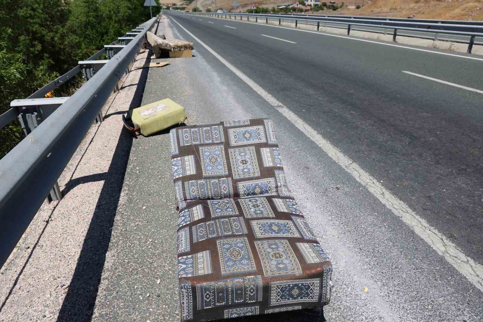 Elazığ’da kamyonet refüjdeki su kanalına devrildi: 2 yaralı