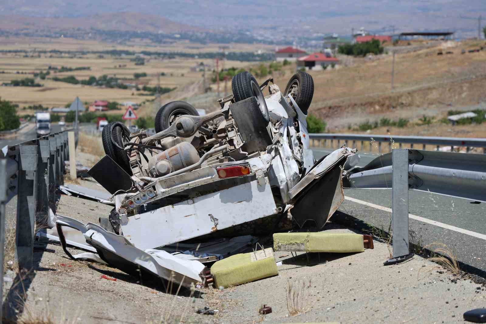 Elazığ’da kamyonet refüjdeki su kanalına devrildi: 2 yaralı