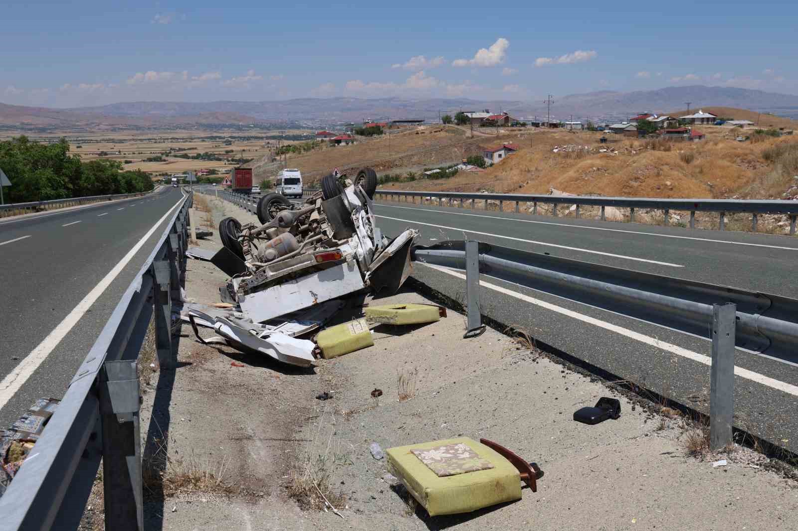 Elazığ’da kamyonet refüjdeki su kanalına devrildi: 2 yaralı