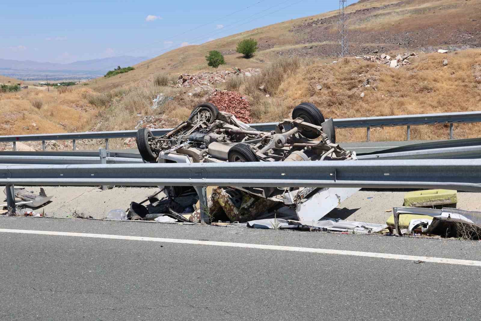Elazığ’da kamyonet refüjdeki su kanalına devrildi: 2 yaralı