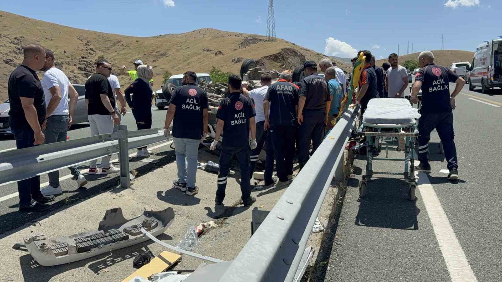 Elazığ’da kamyonet refüjdeki su kanalına devrildi: 2 yaralı
