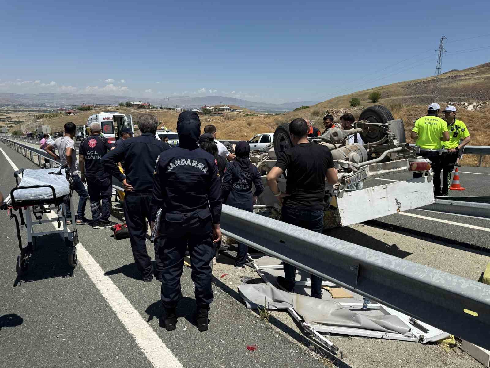 Elazığ’da kamyonet refüjdeki su kanalına devrildi: 2 yaralı