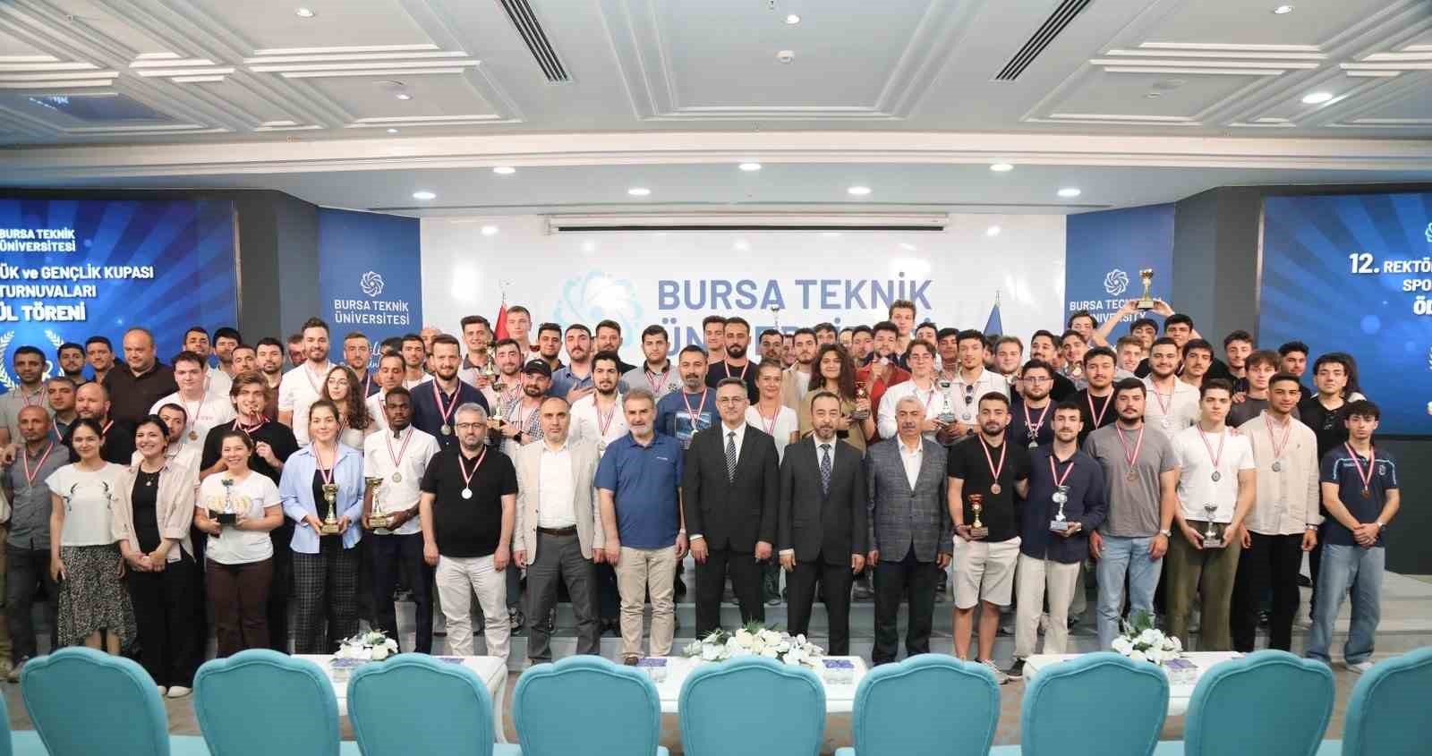 12. Rektörlük ve Gençlik Kupası’nda ödüller sahiplerini buldu