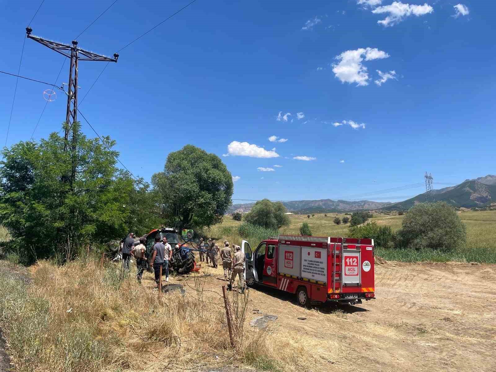 Park halindeki traktöre çarpan otomobil ters döndü: 1 yaralı