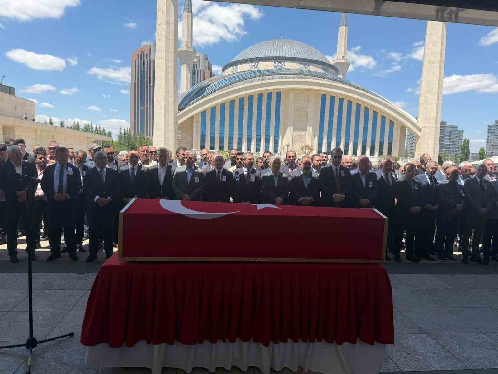 CHP Genel Başkanı Kılıçdaroğlu, Emekli Hava Savunma Albayı Türeli’nin cenaze törenine katıldı