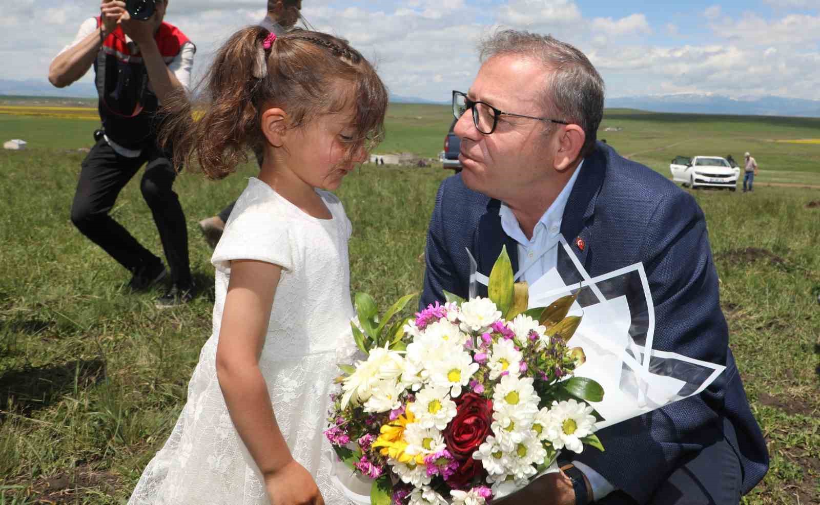 Kars’ta bin 200 dekarlık meraya 12 ton gübre, 41 üreticiye 6 bin 150 kilogram korunga tohumu desteği