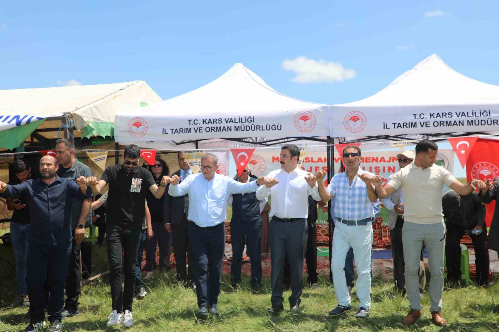 Kars’ta bin 200 dekarlık meraya 12 ton gübre, 41 üreticiye 6 bin 150 kilogram korunga tohumu desteği