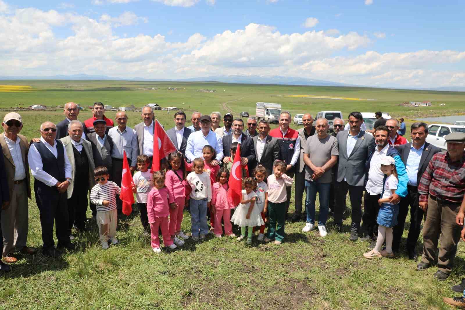 Kars’ta bin 200 dekarlık meraya 12 ton gübre, 41 üreticiye 6 bin 150 kilogram korunga tohumu desteği