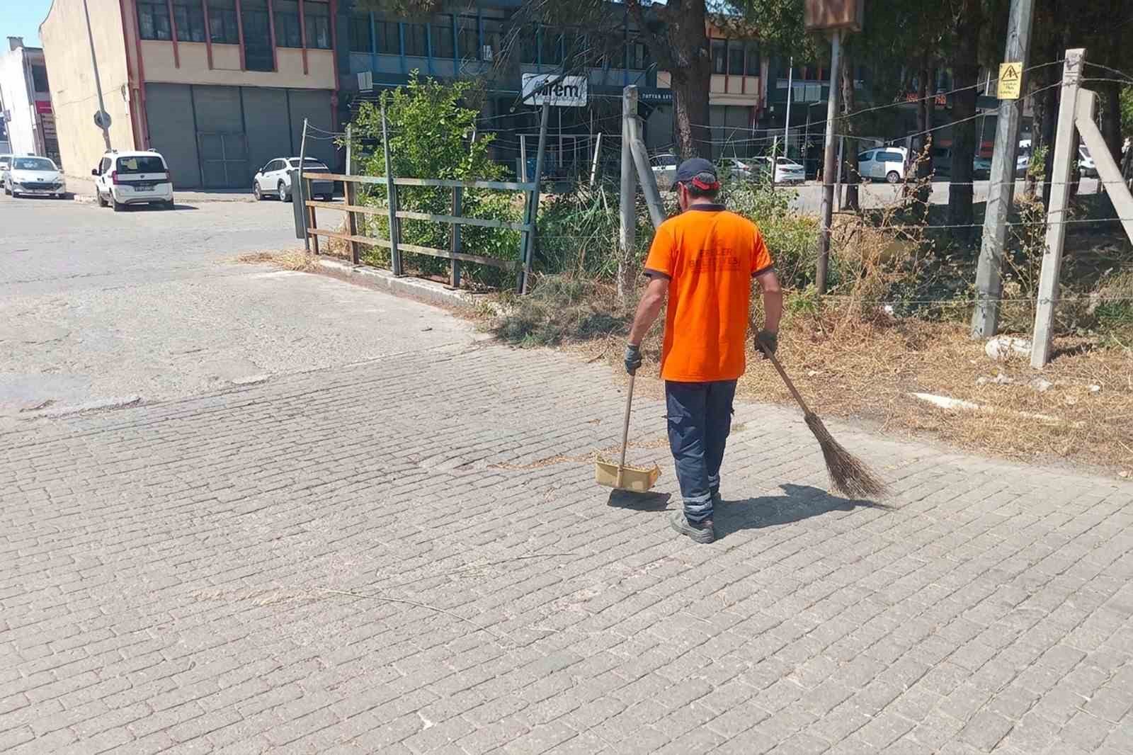Efeler Belediyesi’nden gıda çarşısında temizlik çalışması