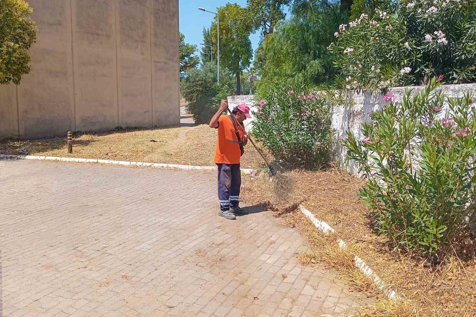 Efeler Belediyesi’nden gıda çarşısında temizlik çalışması