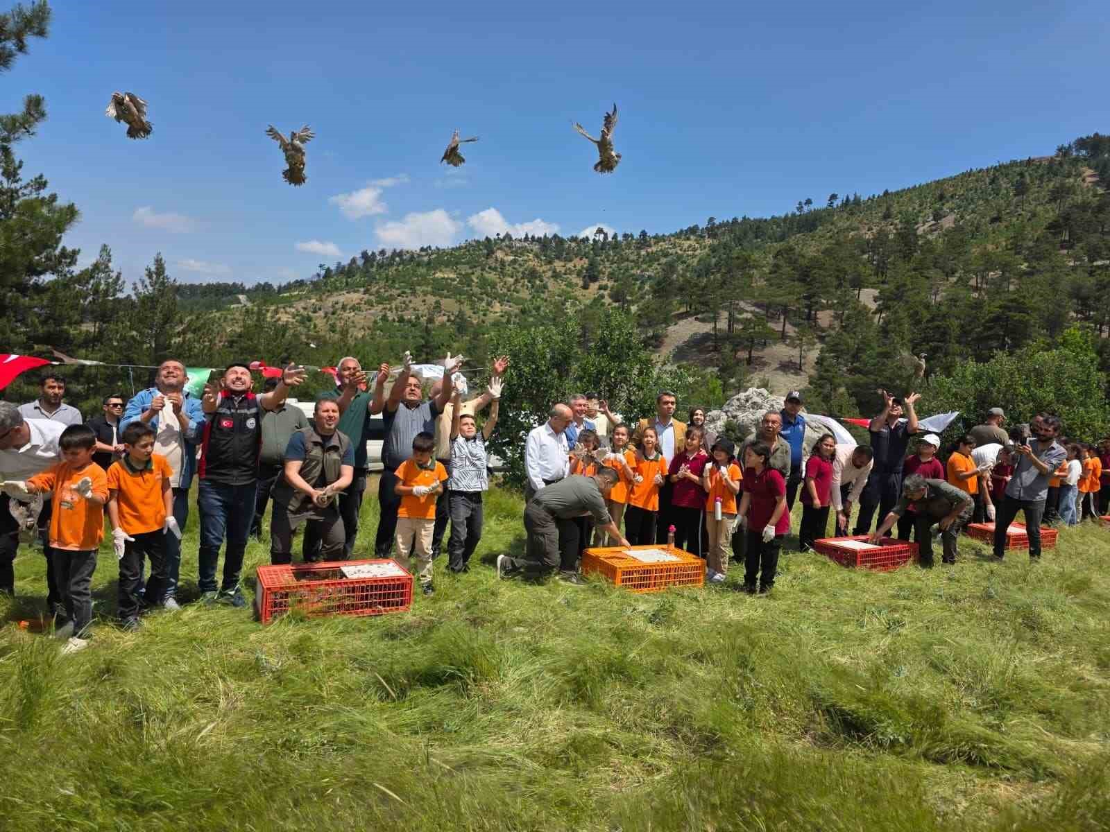 Pozantı’da doğaya 300 kınalı keklik salındı