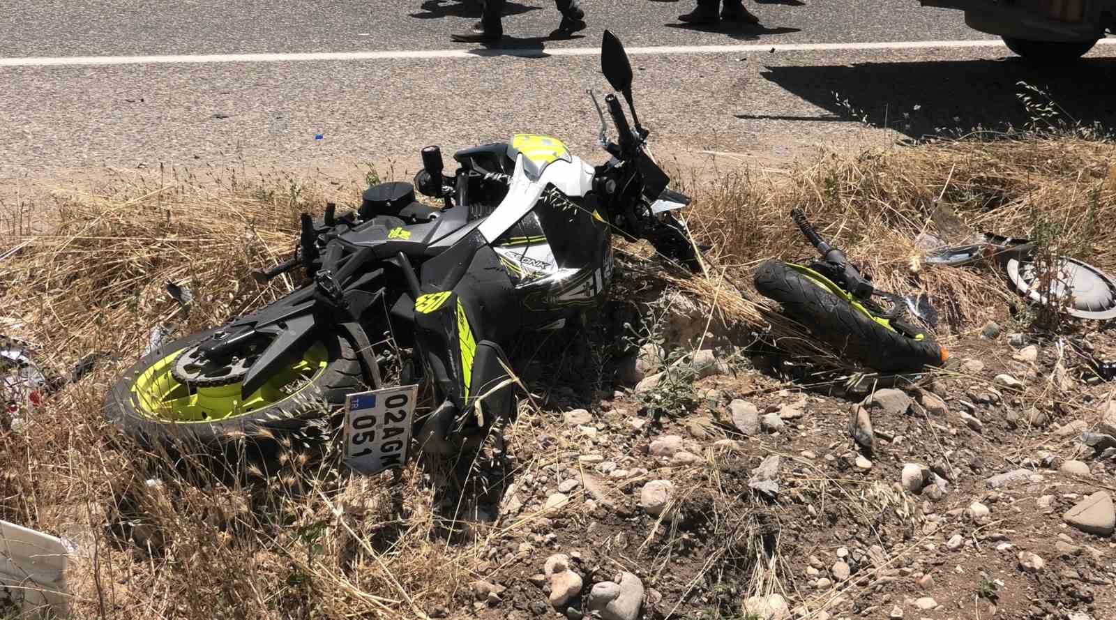 Kamyonet ile motosiklet çarpıştı: 1’i ağır 2 yaralı