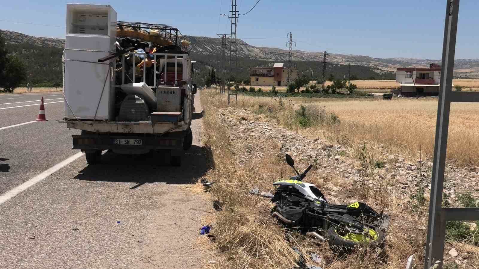 Kamyonet ile motosiklet çarpıştı: 1’i ağır 2 yaralı