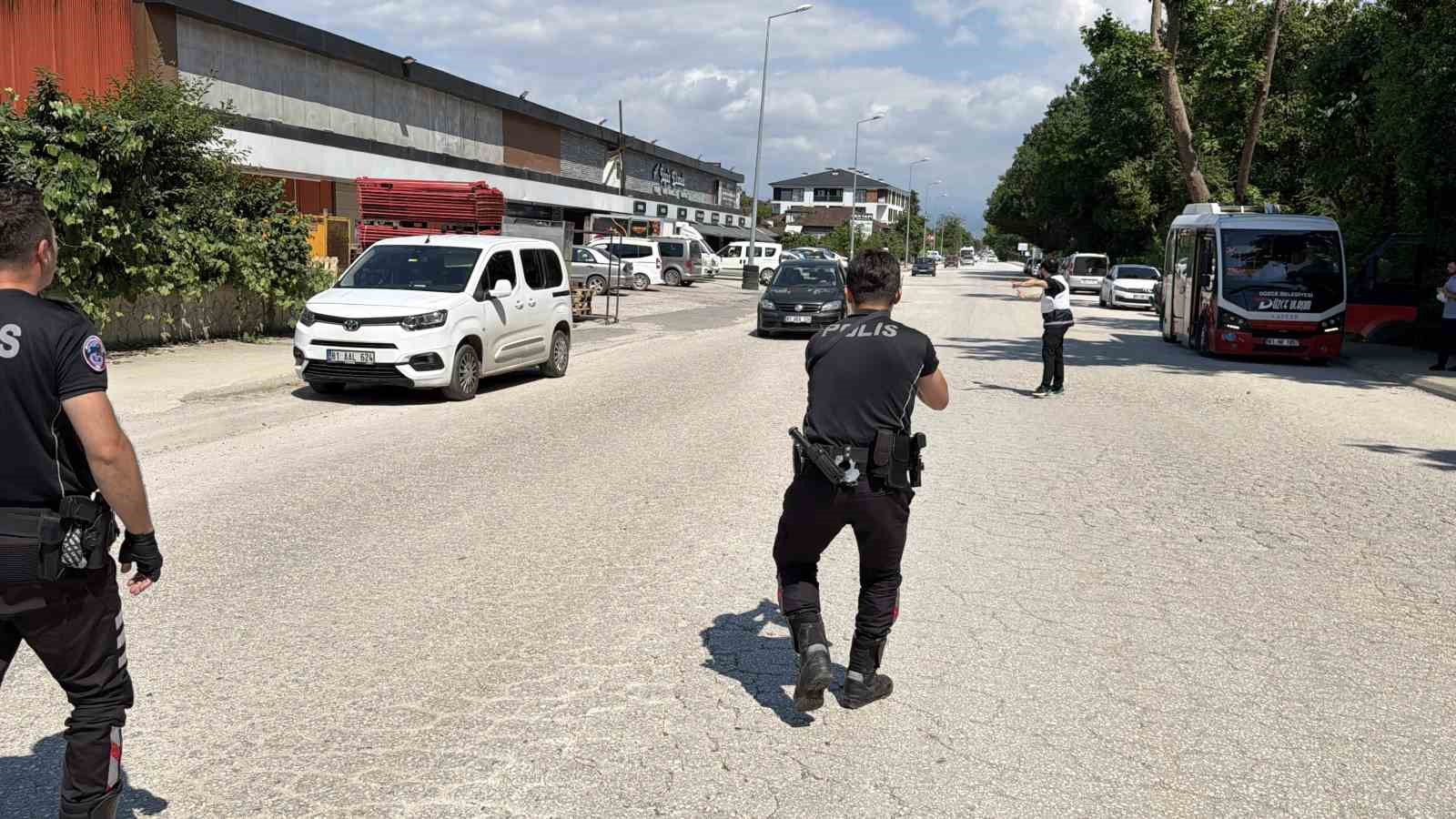 Gerçeğini aratmayan tatbikat: Şahısları yere yatırıp yakaladılar