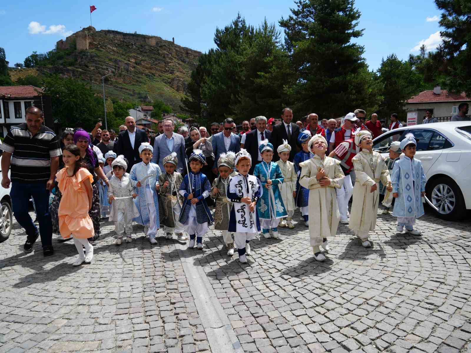 Kastamonu’da 530 yıllık vakıf geleneğiyle 25 çocuk sünnet ettirildi