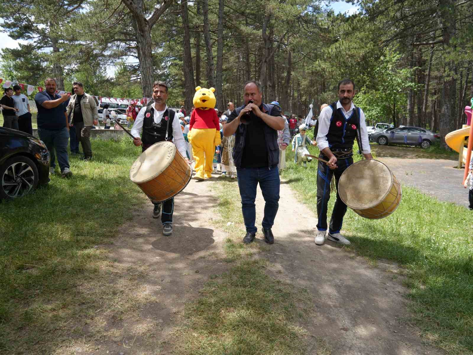 Kastamonu’da 530 yıllık vakıf geleneğiyle 25 çocuk sünnet ettirildi