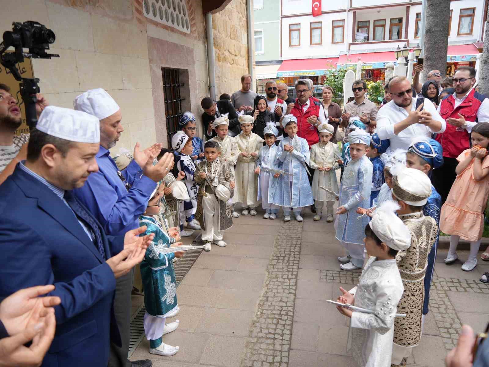 Kastamonu’da 530 yıllık vakıf geleneğiyle 25 çocuk sünnet ettirildi