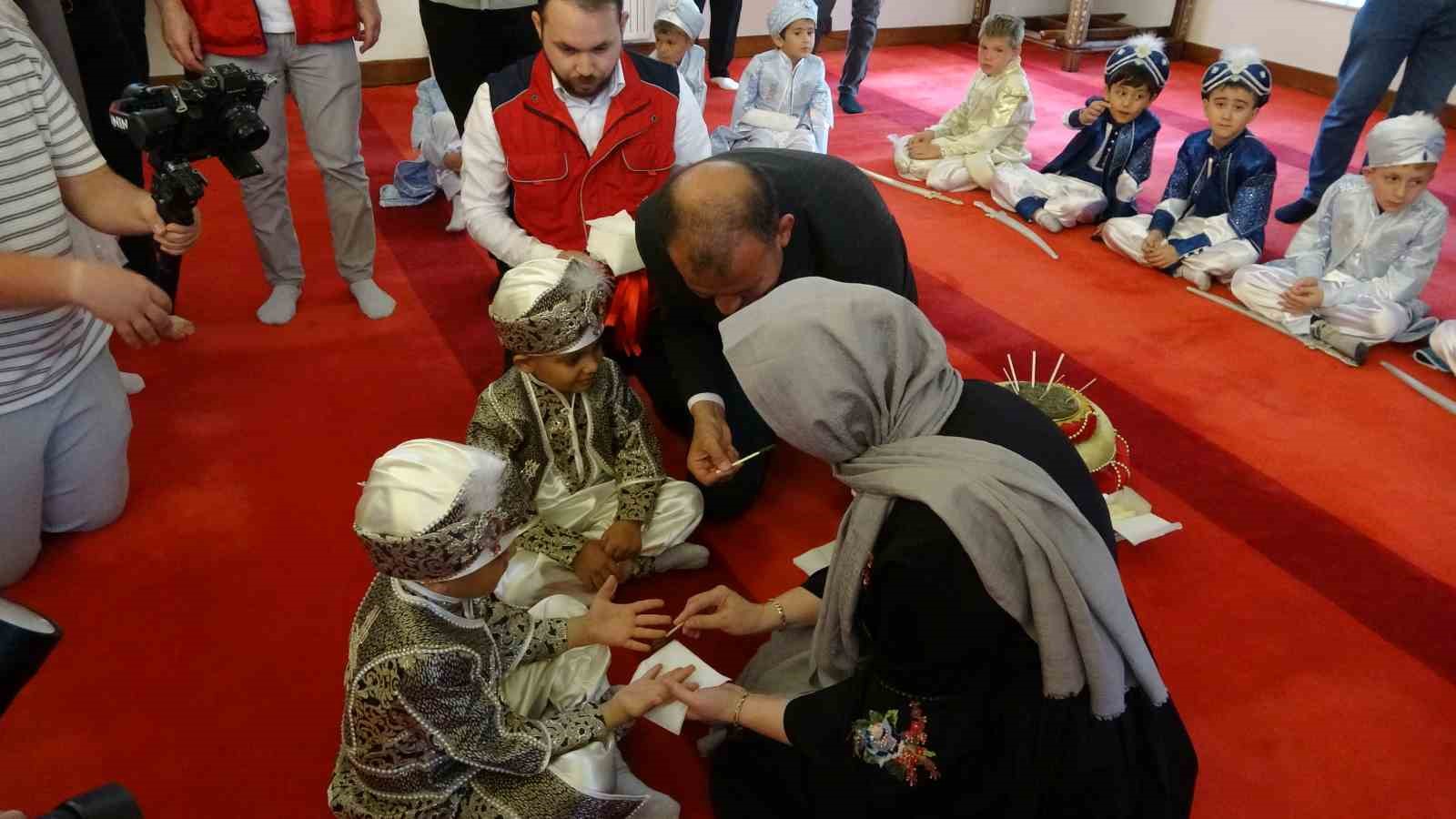 Kastamonu’da 530 yıllık vakıf geleneğiyle 25 çocuk sünnet ettirildi