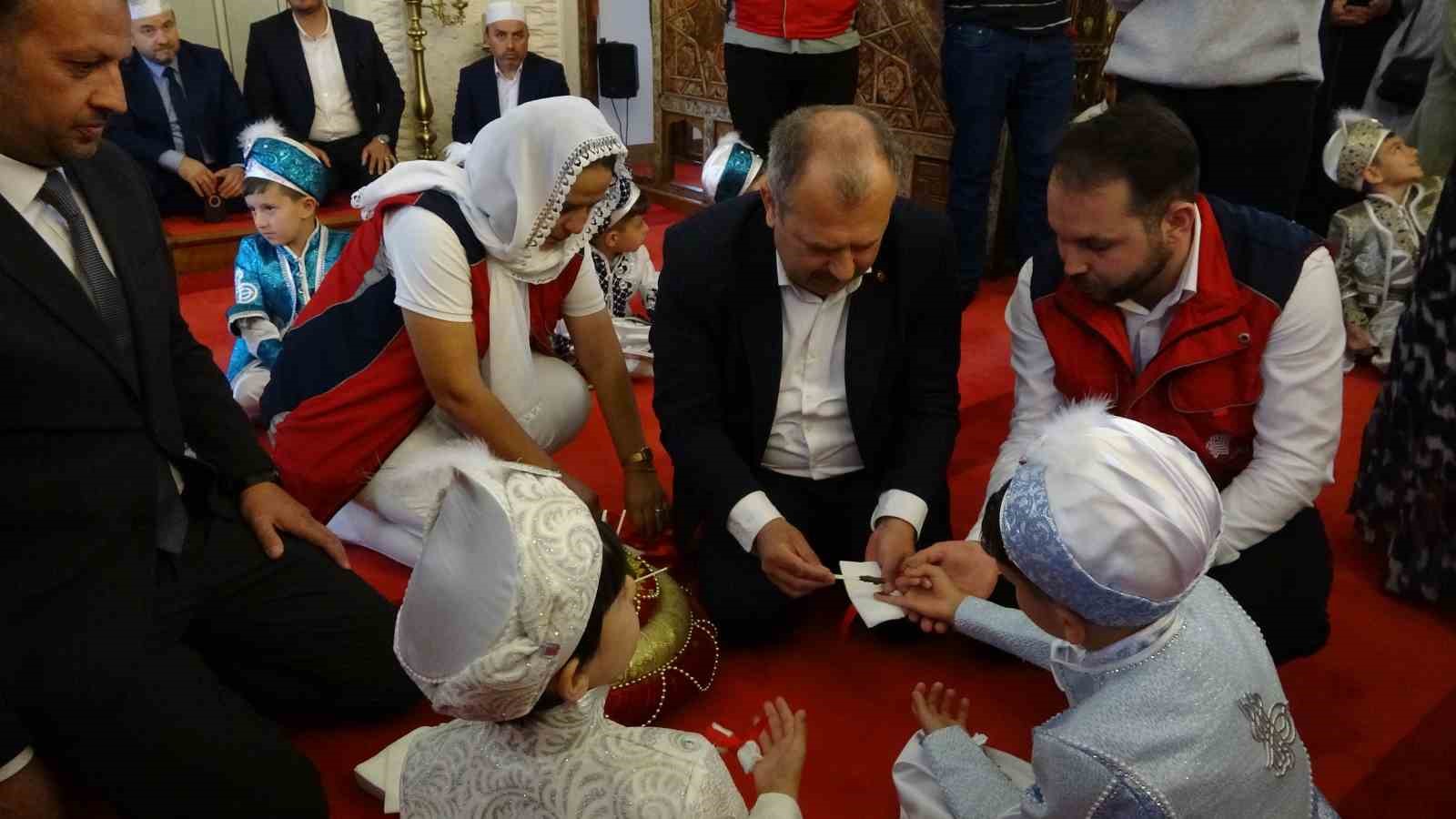 Kastamonu’da 530 yıllık vakıf geleneğiyle 25 çocuk sünnet ettirildi